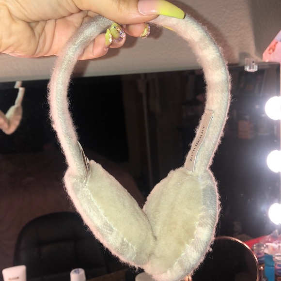 Burberry ear muffs✨❄️ - Picture 1 of 5